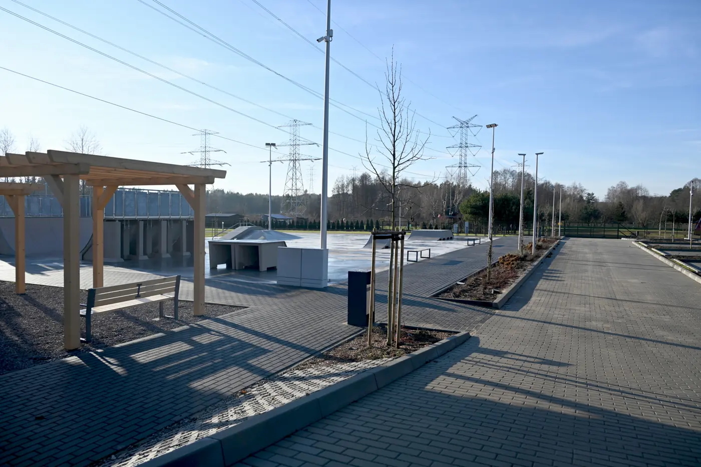 Pergole i ławki na kompleksie sportowym