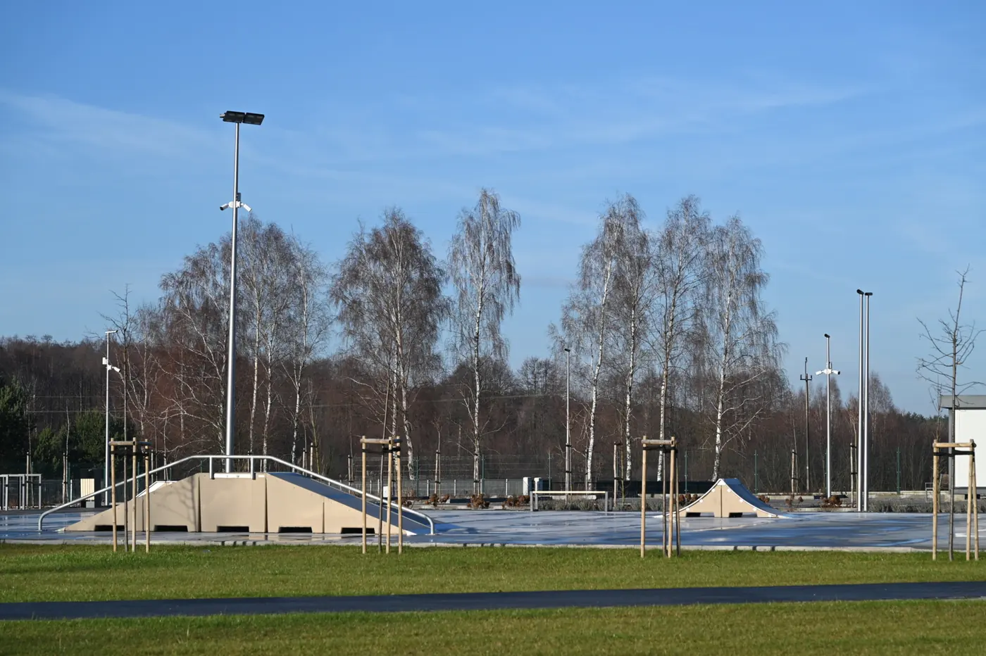 Przeszkody skateparku i plac rekreacyjny